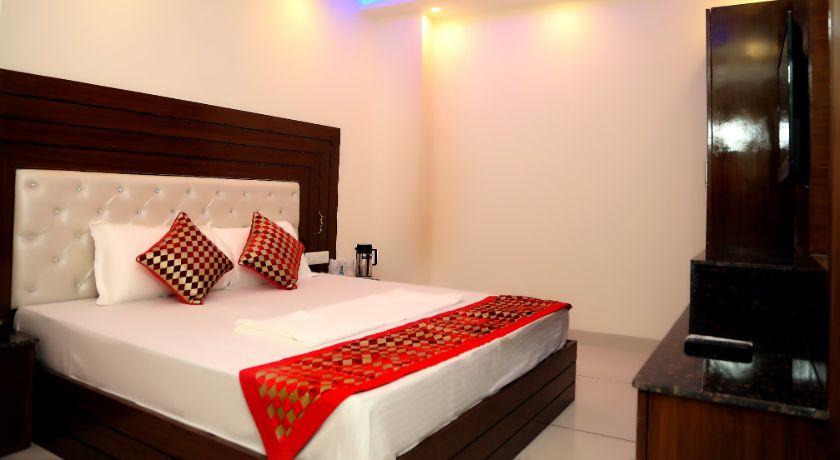 Hotel Silver Palm in Zirakpur